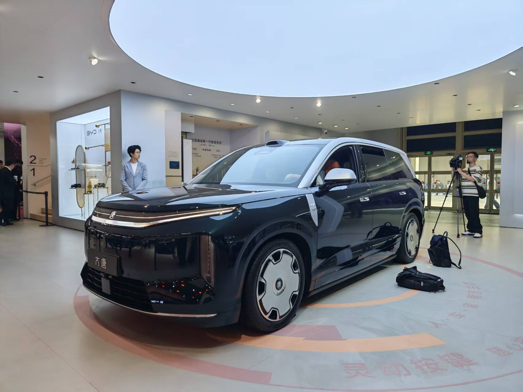 25万起！比亚迪大唐EV杀疯了，50万级MPV配置直接下放